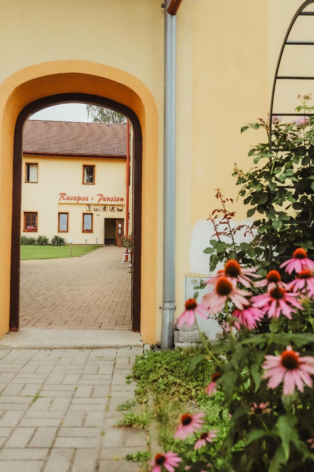 Hotel Sport - Relax Buky Františkovy Lázně Zewnętrze zdjęcie