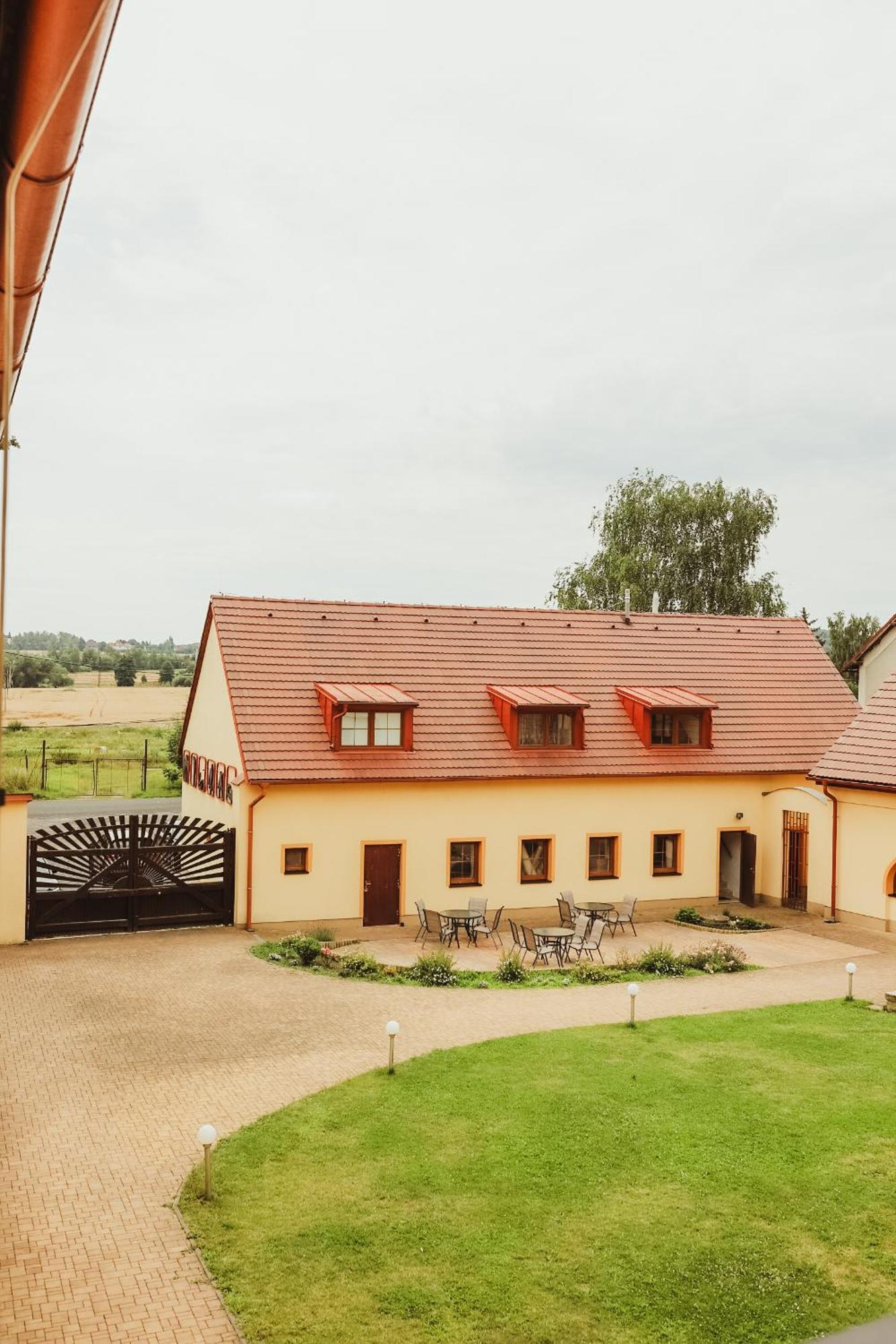 Hotel Sport - Relax Buky Františkovy Lázně Zewnętrze zdjęcie