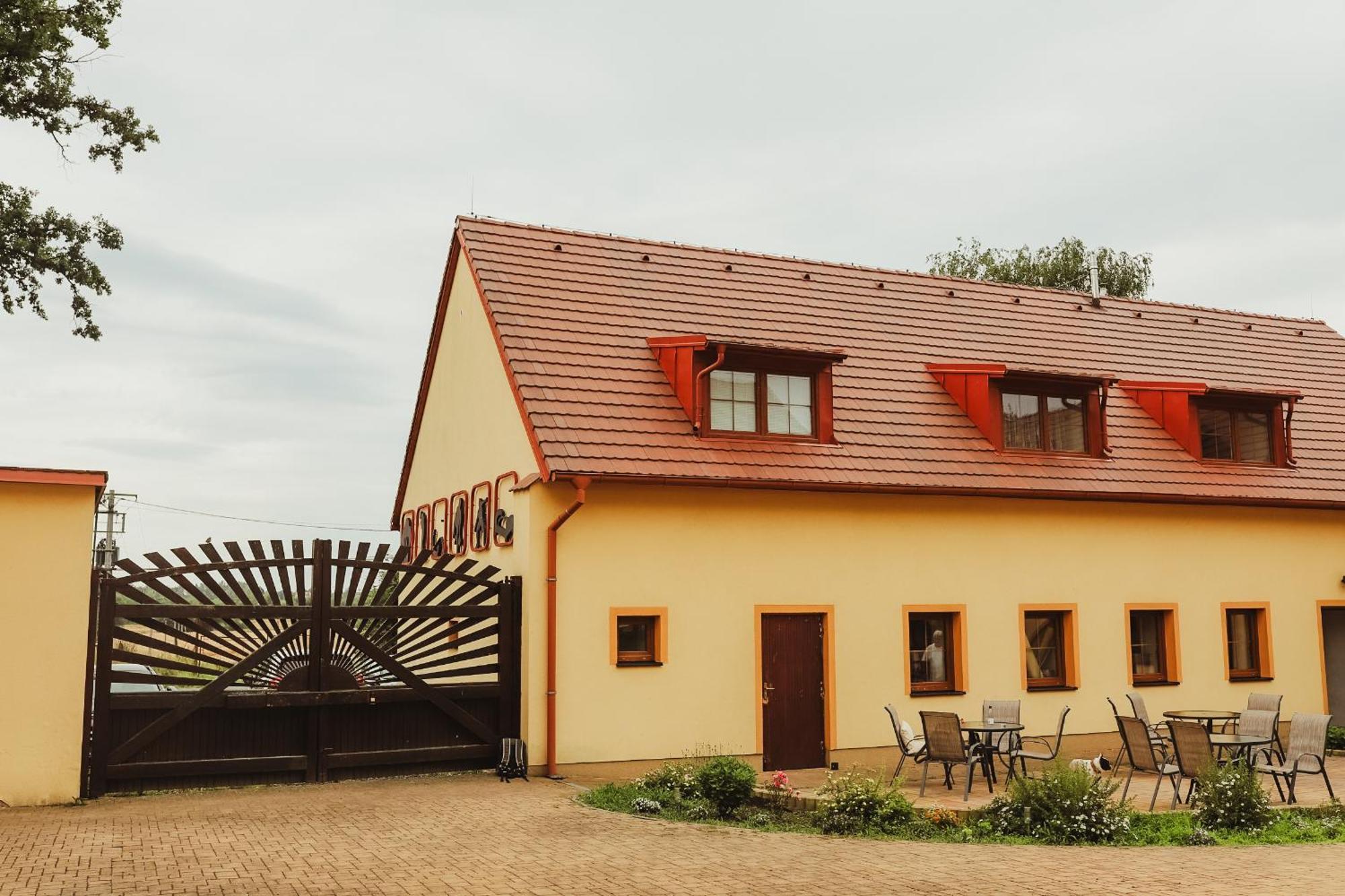 Hotel Sport - Relax Buky Františkovy Lázně Zewnętrze zdjęcie